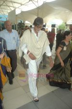 Amitabh Bachchan snapped with designer bag on 6th Aug 2011 (7).JPG