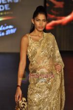 Model walk the ramp for Reynu Tandon show on Blenders Pride Fashion Tour Day 3 on 7th Aug 2011 (117).JPG