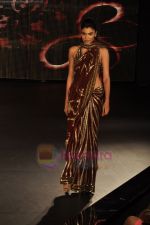 Model walk the ramp for Reynu Tandon show on Blenders Pride Fashion Tour Day 3 on 7th Aug 2011 (17).JPG