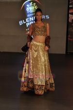 Model walk the ramp for Reynu Tandon show on Blenders Pride Fashion Tour Day 3 on 7th Aug 2011 (20).JPG