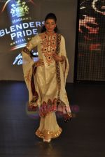 Model walk the ramp for Reynu Tandon show on Blenders Pride Fashion Tour Day 3 on 7th Aug 2011 (24).JPG