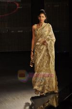 Model walk the ramp for Reynu Tandon show on Blenders Pride Fashion Tour Day 3 on 7th Aug 2011 (30).JPG