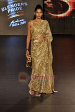 Model walk the ramp for Reynu Tandon show on Blenders Pride Fashion Tour Day 3 on 7th Aug 2011 (32).JPG