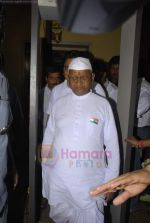 Anna Hazare visits on the sets of Saregama Lil champs in Famous on 9th Aug 2011 (8).JPG