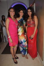 Nisha Jamwal at Nisha Jamwal_s collection previews in Zoya, Mumbai on 13th Aug 2011 (11).JPG