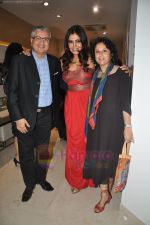 Nisha Jamwal at Nisha Jamwal_s collection previews in Zoya, Mumbai on 13th Aug 2011 (16).JPG