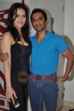 Tulip Joshi, Vinod Nayar at Nisha Jamwal_s collection previews in Zoya, Mumbai on 13th Aug 2011 (54).JPG