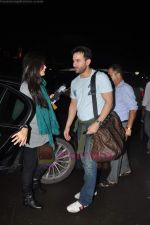 Saif Ali Khan, Kareena Kapoor leave for London at International airport, Mumbai on 14th Aug 2011 (3).JPG