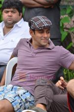 Salman Khan at Men_s Helath fridly soccer match with celeb dads and kids in Stanslauss School on 15th Aug 2011 (22).JPG