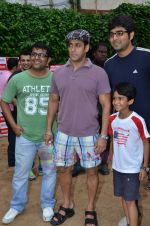Salman Khan at Men_s Helath fridly soccer match with celeb dads and kids in Stanslauss School on 15th Aug 2011 (37).JPG