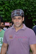 Salman Khan at Men_s Helath fridly soccer match with celeb dads and kids in Stanslauss School on 15th Aug 2011 (38).JPG