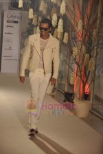 Arjun Rampal walk the ramp for Rohit Bal show for Lakme in Tote on 16th Aug 2011 (68).JPG
