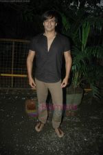 Vivek Oberoi new look for a ad shoot on 16th Aug 2011 (7).JPG