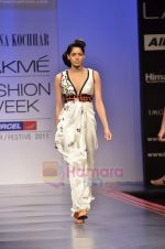 Model walks the ramp for Archana Kochhar Show at Lakme Fashion Week 2011 Day 1 in Grand Hyatt, Mumbai on 17th Aug 2011 (150).JPG