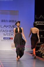 Model walks the ramp for Archana Kochhar Show at Lakme Fashion Week 2011 Day 1 in Grand Hyatt, Mumbai on 17th Aug 2011 (154).JPG