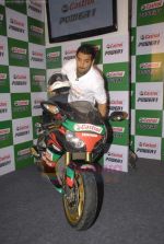 John Abraham at Castrol promotional event in Tote, Mumbai on 18th Aug 2011 (22).JPG