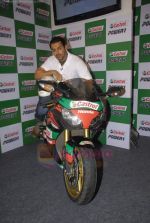 John Abraham at Castrol promotional event in Tote, Mumbai on 18th Aug 2011 (23).JPG
