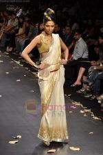 at Anita Dongre Show at Lakme Fashion Week 2011 Day 2 in Grand Hyatt, Mumbai on 18th Aug 2011 (177).JPG