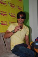 Shahid Kapoor at Radio Mirchi in Lower Parel, Mumbai on 20th Aug 2011 (21).JPG