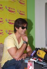 Shahid Kapoor at Radio Mirchi in Lower Parel, Mumbai on 20th Aug 2011 (27).JPG