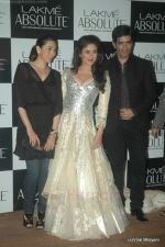 Kareena Kapoor at Manish Malhotra Show at Lakme Fashion Week 2011 Day 5 in Grand Hyatt, Mumbai on 21st Aug 2011 (2).JPG