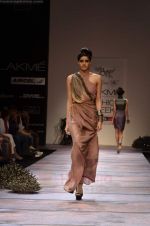 Model walks the ramp for Babita Malkani Show at Lakme Fashion Week 2011 Day 4 in Grand Hyatt, Mumbai on 20th Aug 2011 (61).JPG