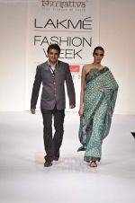 Model walks the ramp for Vivek Kumar Show at Lakme Fashion Week 2011 Day 5 in Grand Hyatt, Mumbai on 21st Aug 2011 (43).JPG