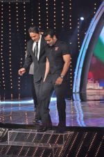 Salman Khan, Dharmendra at COLORS India_s Got Talent Season 3 in Filmcity, Goregaon on 22nd Aug 2011 (105).JPG