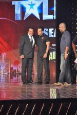 Salman Khan, Dharmendra at COLORS India_s Got Talent Season 3 in Filmcity, Goregaon on 22nd Aug 2011 (88).JPG