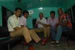 Naseeruddin Shah, Ravi Kishan at Chaalis Chaurasi on location in Mumbai on 23rd Aug 2011 (34).JPG