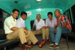 Naseeruddin Shah, Ravi Kishan at Chaalis Chaurasi on location in Mumbai on 23rd Aug 2011 (41).JPG
