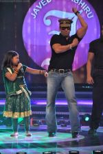 Salman Khan on the sets of Sa Re Ga Ma Lil Champs in Famous Studio on 23rd Aug 2011 (109).JPG