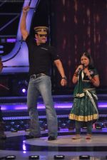 Salman Khan on the sets of Sa Re Ga Ma Lil Champs in Famous Studio on 23rd Aug 2011 (114).JPG