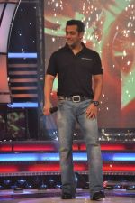 Salman Khan on the sets of Sa Re Ga Ma Lil Champs in Famous Studio on 23rd Aug 2011 (53).JPG