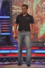 Salman Khan on the sets of Sa Re Ga Ma Lil Champs in Famous Studio on 23rd Aug 2011 (54).JPG