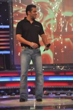 Salman Khan on the sets of Sa Re Ga Ma Lil Champs in Famous Studio on 23rd Aug 2011 (55).JPG