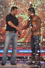 Salman Khan on the sets of Sa Re Ga Ma Lil Champs in Famous Studio on 23rd Aug 2011 (56).JPG