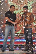 Salman Khan on the sets of Sa Re Ga Ma Lil Champs in Famous Studio on 23rd Aug 2011 (57).JPG