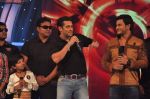Salman Khan on the sets of Sa Re Ga Ma Lil Champs in Famous Studio on 23rd Aug 2011 (61).JPG
