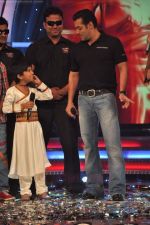 Salman Khan on the sets of Sa Re Ga Ma Lil Champs in Famous Studio on 23rd Aug 2011 (64).JPG