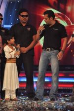 Salman Khan on the sets of Sa Re Ga Ma Lil Champs in Famous Studio on 23rd Aug 2011 (71).JPG