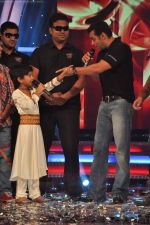 Salman Khan on the sets of Sa Re Ga Ma Lil Champs in Famous Studio on 23rd Aug 2011 (73).JPG