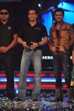 Salman Khan on the sets of Sa Re Ga Ma Lil Champs in Famous Studio on 23rd Aug 2011 (77).JPG
