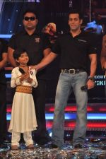 Salman Khan on the sets of Sa Re Ga Ma Lil Champs in Famous Studio on 23rd Aug 2011 (81).JPG