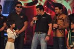 Salman Khan on the sets of Sa Re Ga Ma Lil Champs in Famous Studio on 23rd Aug 2011 (82).JPG