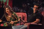 Salman Khan, Alka Yagnik on the sets of Sa Re Ga Ma Lil Champs in Famous Studio on 23rd Aug 2011 (45).JPG