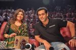 Salman Khan, Alka Yagnik on the sets of Sa Re Ga Ma Lil Champs in Famous Studio on 23rd Aug 2011 (46).JPG