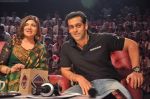 Salman Khan, Alka Yagnik on the sets of Sa Re Ga Ma Lil Champs in Famous Studio on 23rd Aug 2011 (47).JPG