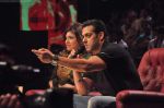 Salman Khan, Alka Yagnik on the sets of Sa Re Ga Ma Lil Champs in Famous Studio on 23rd Aug 2011 (79).JPG
