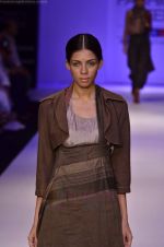 Model walk the ramp for Pero By Aneeth Arora show at Lakme Fashion Week 2011 on 20th Aug 2011 (16).JPG
